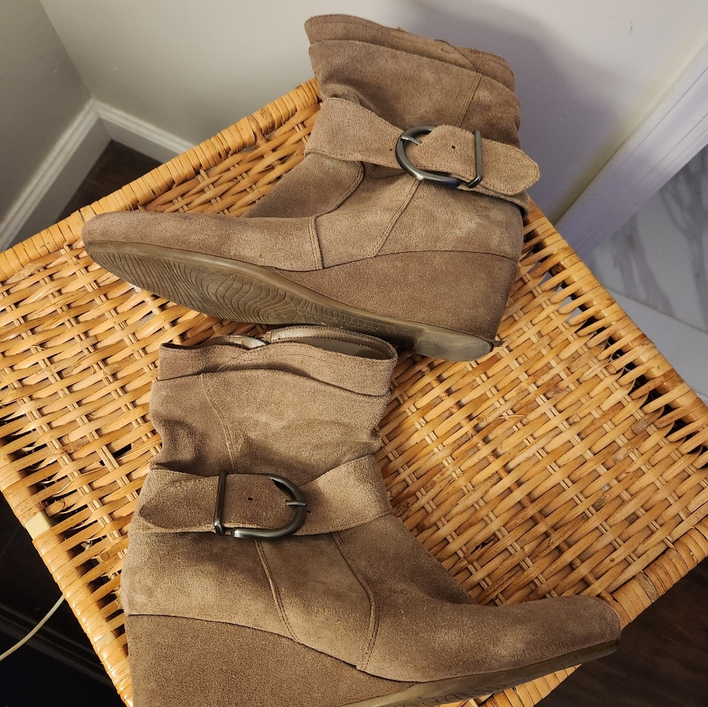 Womens Bandolino wedge buckle boots size 10 side zip rubber sole Taupe